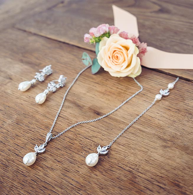 Collier de mariée avec bijou de dos en cristal et perles Swarovski « Aronia » – Image 3