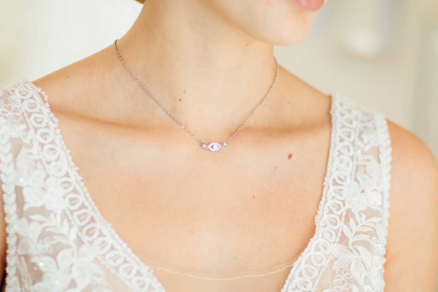 Collier de mariée avec bijou original robe dos nu « Charlène » – Image 2